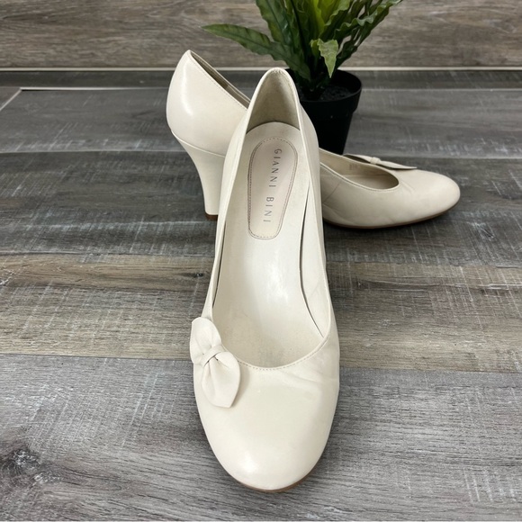 Gianni Bini Cream Pump Heels Decorative Side Bow Size 7.5 - Picture 5 of 12